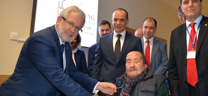rektor-ulcay,-yaptigi-katkilardan-dolayi-muhtar-ailesine-tesekkur-plaketi-takdim-etti.jpg rektor-ulcay,-yaptigi-katkilardan-dolayi-muhtar-ailesine-tesekkur-plaketi-takdim-etti.jpg