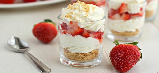 strawberry-cheesecake-trifles-1.jpg